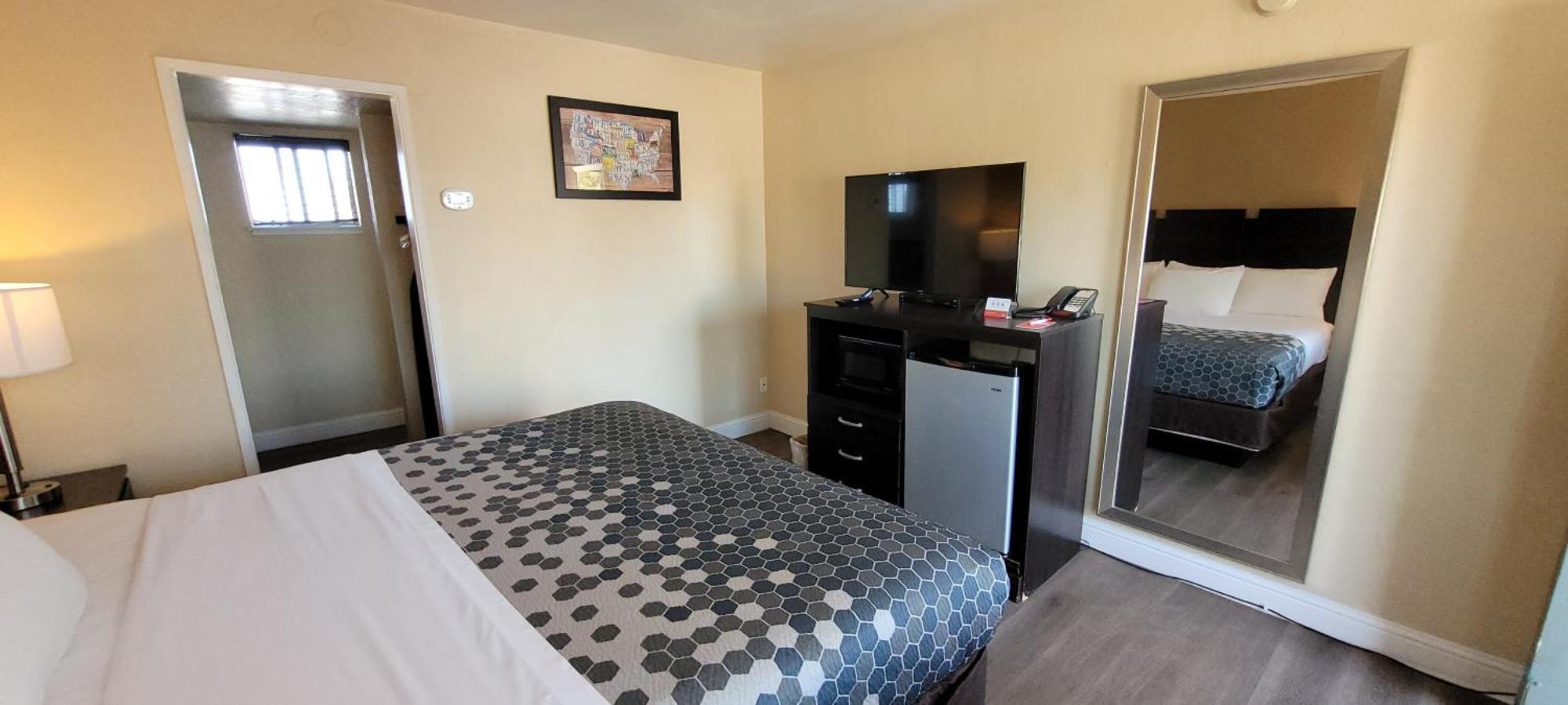 Lodge Econo Convention Center *