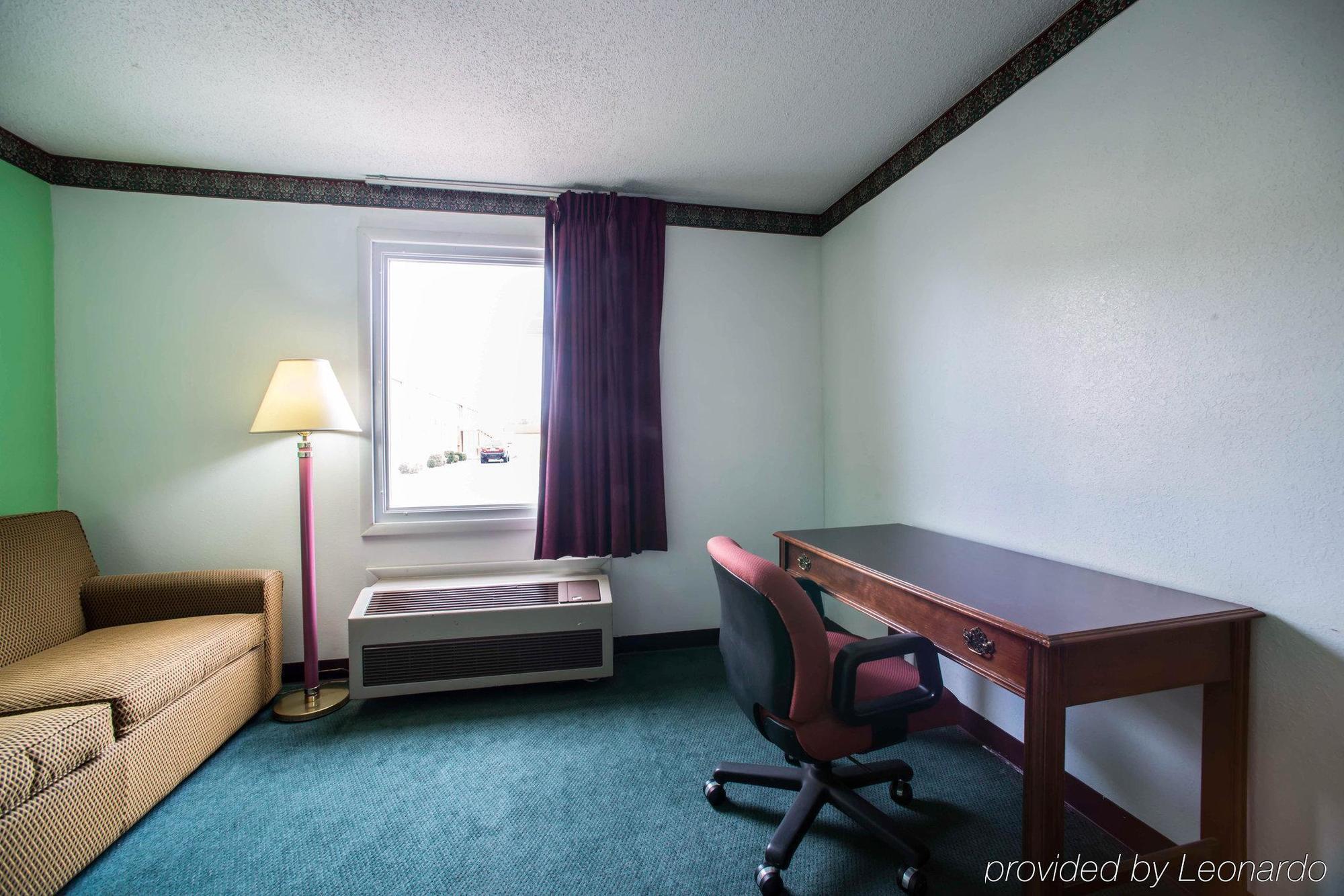 Lodge Econo Convention Center *