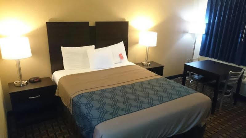 Lodge Econo Convention Center *